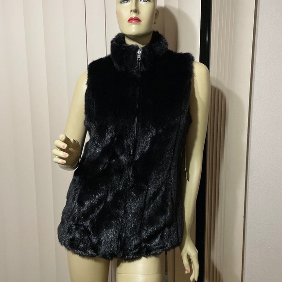 FUDA Jackets & Blazers - Women Medium NWT Faux Fur & Suede Black Vest- Reversible with pockets on both si